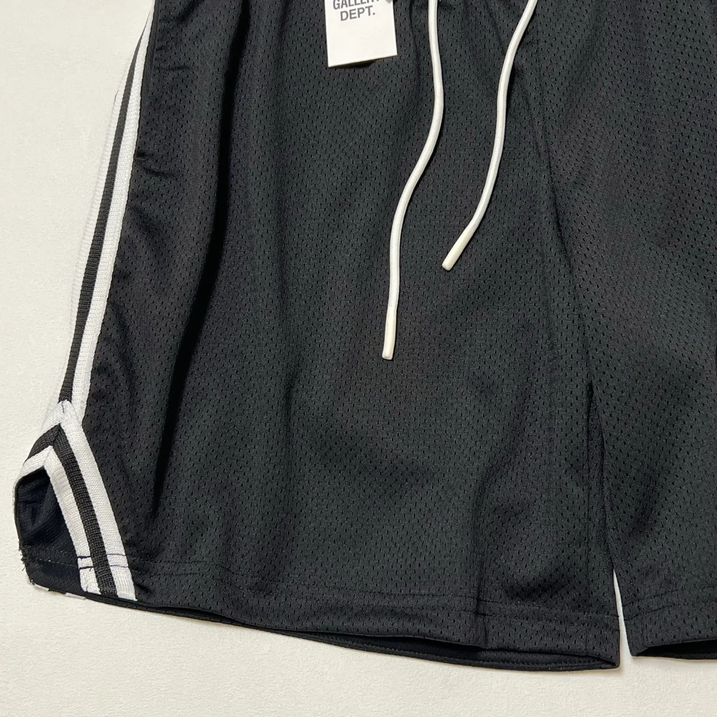 GALLERY DEPT. VENICE COURT SHORTS English mesh shorts Logo webbing wide-leg basketball shorts Black and white S-XL Original molding Loose wide-leg version American boys' first choice Breathable mesh fabric Superimposed soft material inside Comfortable and easy to match Custom-woven original consistent webbing/main mark/component wash mark Details are enlarged to follow